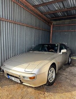Porsche 944