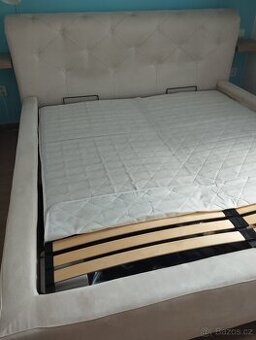 Manželská postel s úložným prostorem