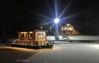 Hausbót si postavte na plastových plavácích