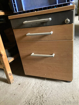 Skříňka se zásuvkami na kolečkách, kontejner 700 kč