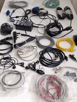 Směs cabelů k PC nabíječka,redukce, sluchátka atd ..