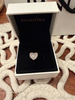 Přívěsek růžovozlaté Srce s kamínky Pandora