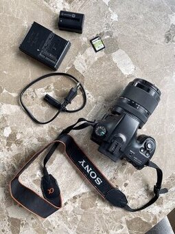 Digitální zrcadlovka Sony SLT-A65 s objektivem