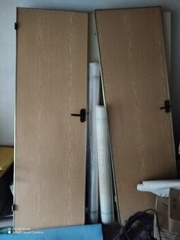 Dveře do paneláku. - 1