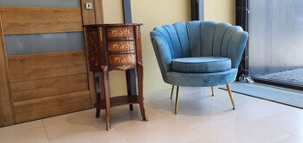 krásné a sametově čalouněné křeslo