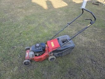Benzinová sekačka na trávu