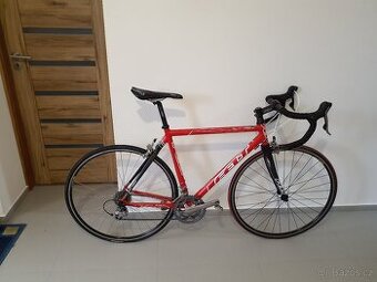 Silniční kolo Felt F75.