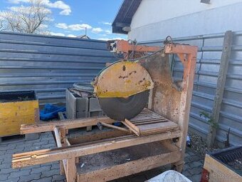 Stavební pila na cihly, beton a kámen – kotouč 60 cm – plně