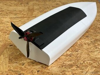 Nedokončený projekt RC závodní lodi