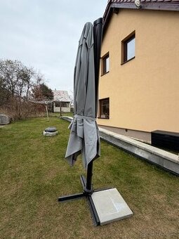 Slunečník Fieldmann 5107 boční 3 x 3 m včetně dlaždic