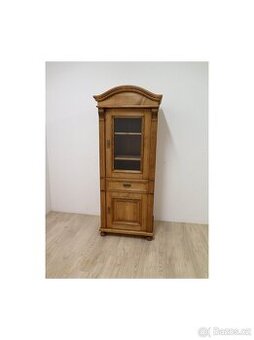 Obloukové vitrína ze smrkového masivu