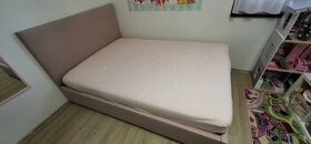 Čalouněná postel 140x200 cm, růžová látka