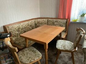 Rohová lavice dřevěná, rozkládací stůl a 2 židle
