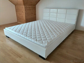 Manželská postel 160x200 s lamelovým roštem a matrací. Bílá