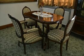 starožitný stůl se židlemi