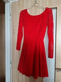 Červené krajkové šaty