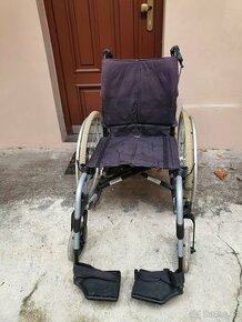 Levný invalidní vozík, 4 brzdy, bezdušová kola