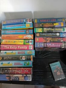 VHS kazety, telefon, foťák