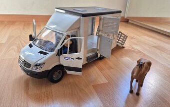 BRUDER: MB Sprinter transportér zvířat + 1 kůň