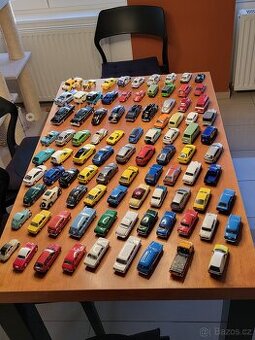 Prodám sbírku modelů aut a autobusů 176 ks.