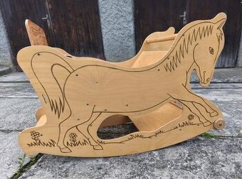 Trihorse houpací kůň, stůl a židle