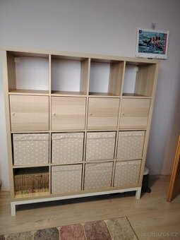 Policovy díl s podnožím a dvířky KALLAX.