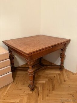 Masivní rozkládací stůl – krásný starožitný kus