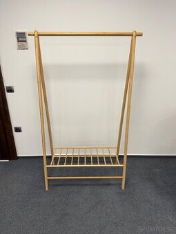 Bambusovy vesak na obleceni