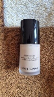 Armani luminous silk make up