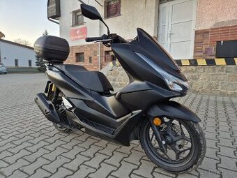 Prodám Honda PCX125, r. v. 2025, ABS, TC, ČR, 2017km