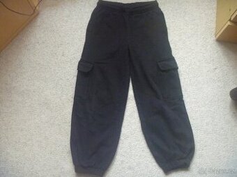 černé tepláky zn. C&A vel. 134