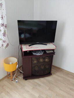 Televizní stolek (skříňka)