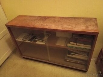 knihovna na soklu  - za odvoz