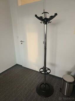 Kovový stojanový věšák