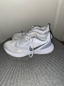 Bílé sportovní boty Nike