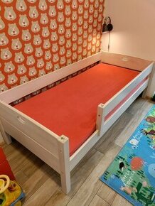 Dětská postel z masivu