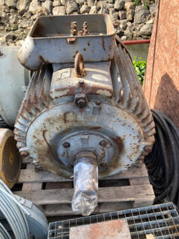 elektromotor 40 kW 737 ot - 1