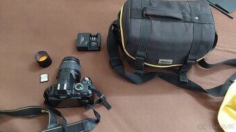 Zrcadlovka nikon D3000 s objektivem.32Gb karta,brašna.