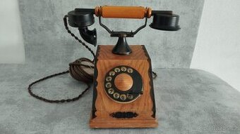 Starý telefon Tesla k dekoraci.