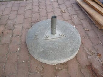 Podstavec na slunečník beton