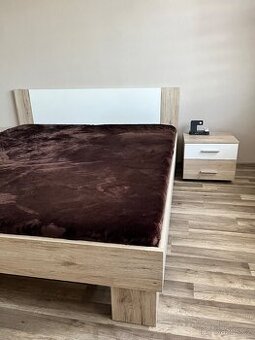 Manželská postel s matraci a nočními stolky