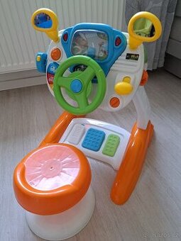 Interaktivní volant i s pedály