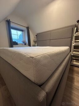 Čalouněná boxspring postel