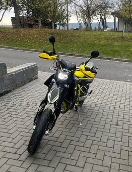 SWM SM 125R 2023 – 1. majitel, 9 000 km, top stav