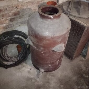 Kameninová nádoba na víno