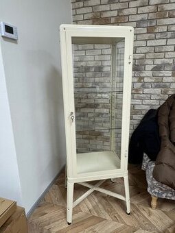 Prodám kovovou vitrínu se skleněnými policemi