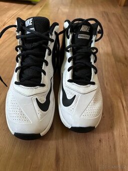 Boty Nike team hustle D7 vel 38.5