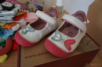 barefootové sandálky celoroční bílé s motýlem velikost 19