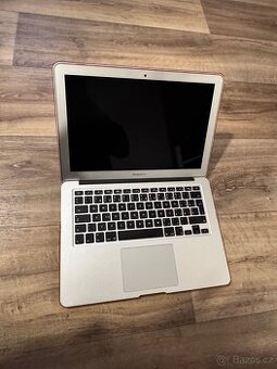 MacBook Air 13” (2017) – skvělý stav, jen 65 cyklů baterie