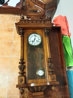 PRODÁNO Více než 100 let staré nástěnné hodiny –